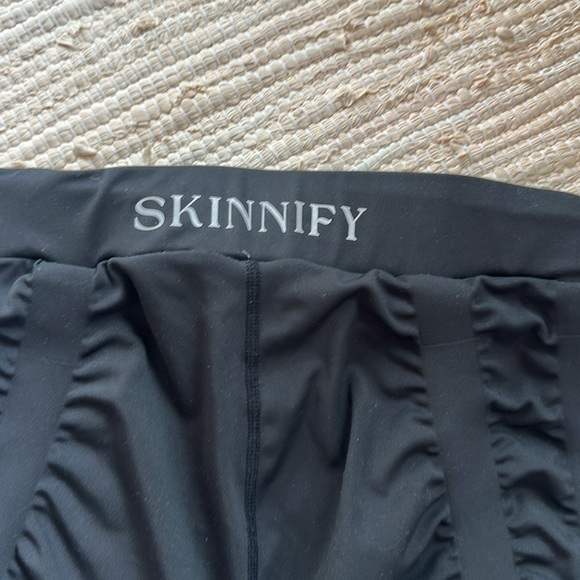 Skinnify Resistance Band Leggings - Picture 4 of 4